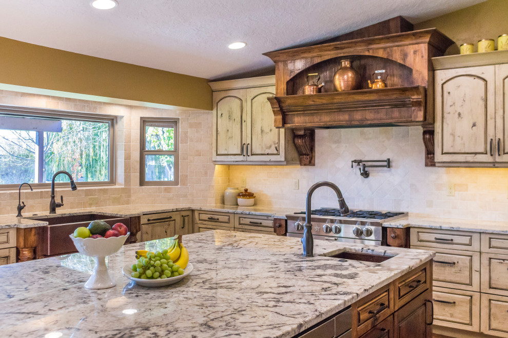Idéer för att renovera ett stort rustikt grå grått u-kök, med en rustik diskho, luckor med profilerade fronter, skåp i slitet trä, granitbänkskiva, beige stänkskydd, stänkskydd i stenkakel, integrerade vitvaror, mellanmörkt trägolv, en köksö och brunt golv