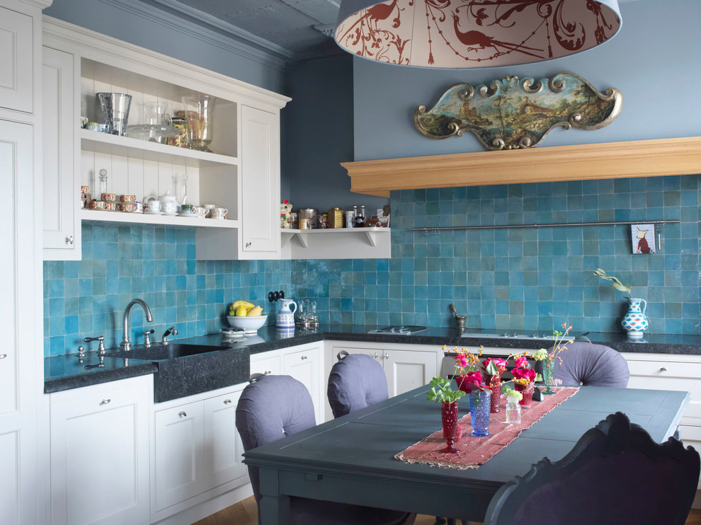 Modelo de cocina bohemia sin isla con salpicadero azul, fregadero integrado, armarios con paneles empotrados y puertas de armario blancas