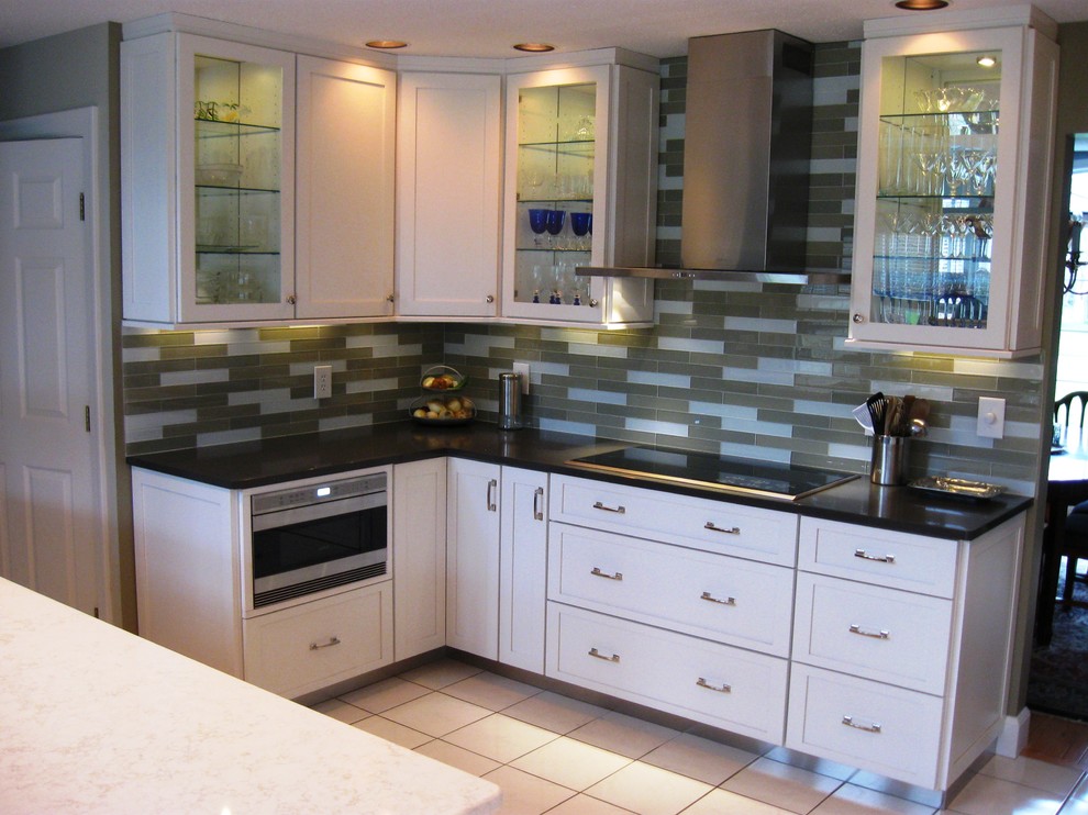 Esempio di una cucina contemporanea con lavello sottopiano, ante in stile shaker, ante bianche, top in quarzo composito, paraspruzzi verde e elettrodomestici in acciaio inossidabile