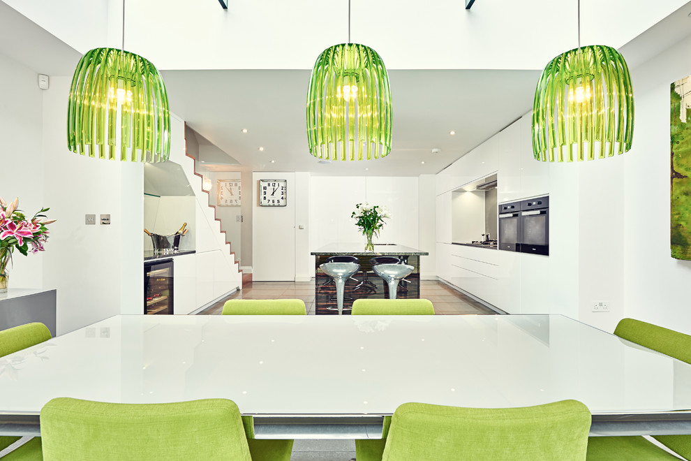 Idee per un grande cucina con isola centrale design con ante lisce, ante bianche e pavimento in gres porcellanato