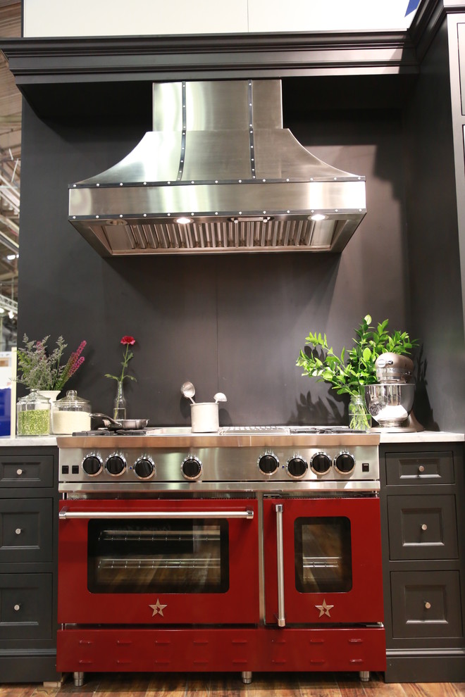 Foto de cocina rústica grande con electrodomésticos de colores