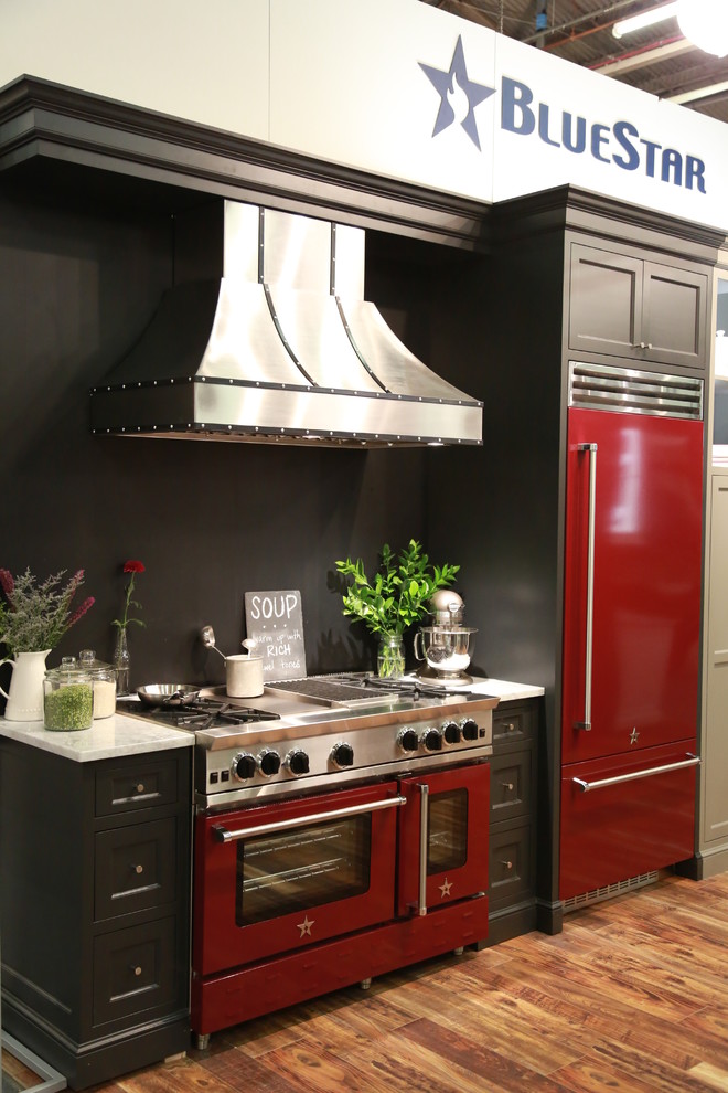 Diseño de cocina rústica grande con electrodomésticos de colores