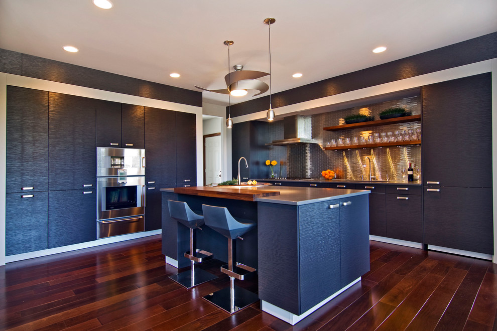 Moderne Küche mit flächenbündigen Schrankfronten, Rückwand aus Metallfliesen, schwarzen Schränken und Küchenrückwand in Metallic in Minneapolis