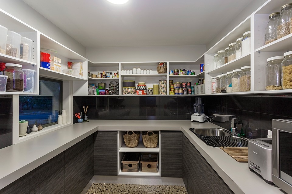 Moderne Küche mit Waschbecken, Betonboden, Küchengeräten aus Edelstahl und Kücheninsel in Geelong