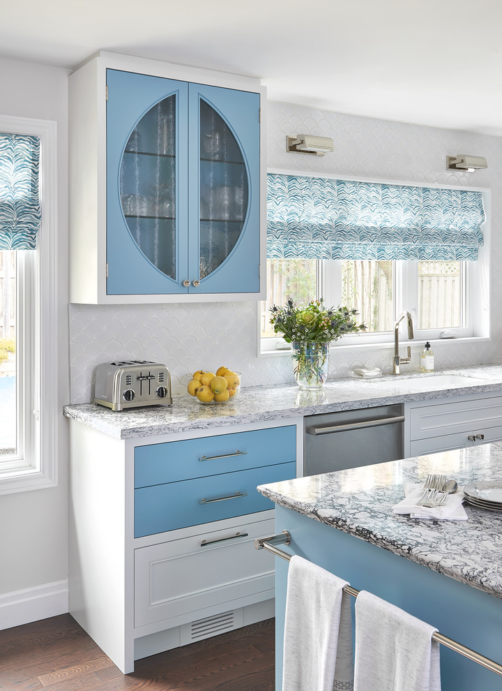 ローリーにある高級な広いトランジショナルスタイルのおしゃれなキッチン (アンダーカウンターシンク、シェーカースタイル扉のキャビネット、白いキャビネット、クオーツストーンカウンター、白いキッチンパネル、モザイクタイルのキッチンパネル、シルバーの調理設備、無垢フローリング、青いキッチンカウンター、茶色い床) の写真