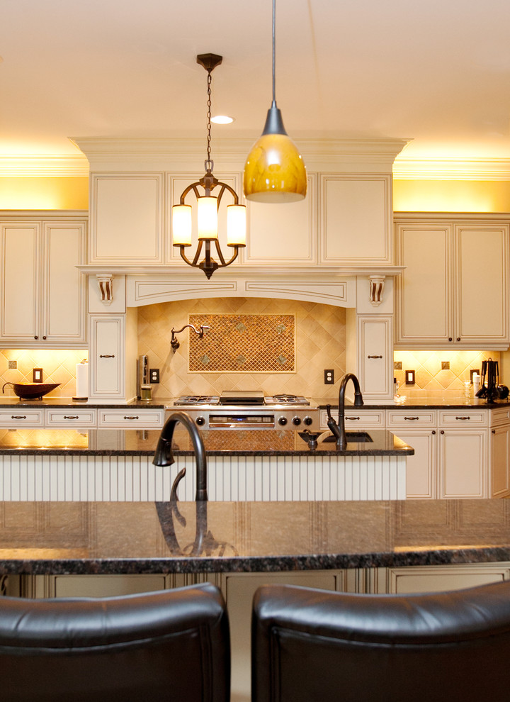 Foto de cocina clásica con fregadero bajoencimera, puertas de armario beige y salpicadero multicolor