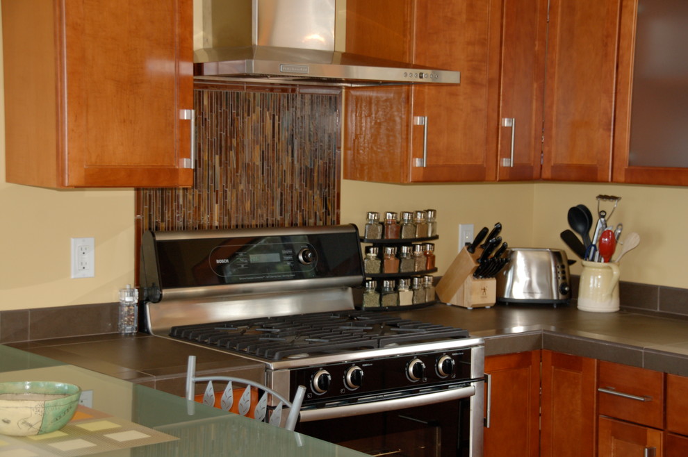 Foto di una cucina contemporanea con ante in stile shaker, ante in legno scuro, top piastrellato e elettrodomestici in acciaio inossidabile