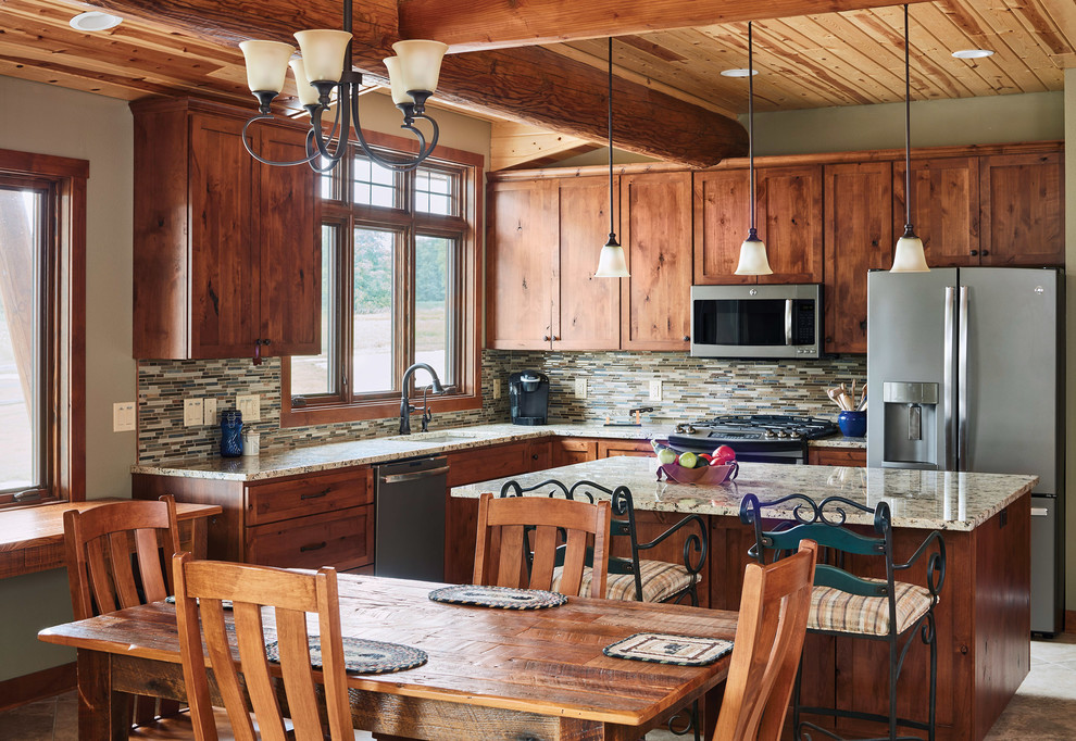 Inredning av ett rustikt mellanstort flerfärgad flerfärgat kök, med skåp i mellenmörkt trä, flerfärgad stänkskydd, rostfria vitvaror, en köksö, en undermonterad diskho, skåp i shakerstil, stänkskydd i stickkakel och grått golv