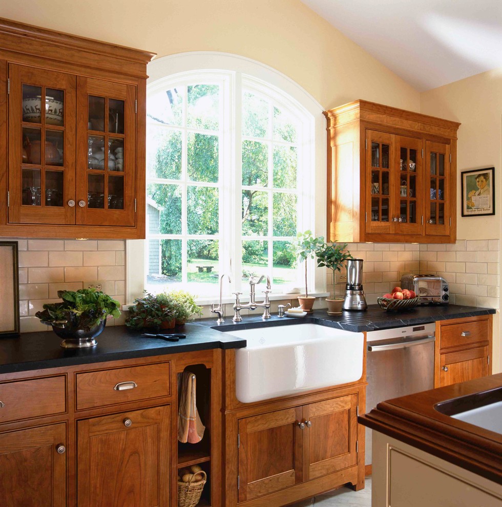 Klassische Küche mit Rückwand aus Metrofliesen, Landhausspüle und Speckstein-Arbeitsplatte in New York