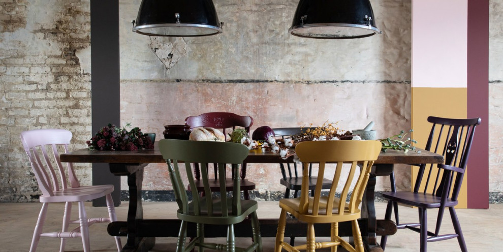 На фото: параллельная кухня-гостиная в стиле кантри с деревянной столешницей, полом из фанеры и балками на потолке без острова