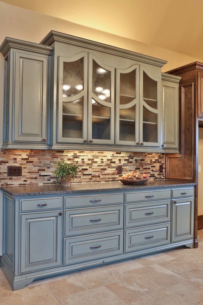 Idéer för ett mellanstort klassiskt kök, med luckor med upphöjd panel, blå skåp, granitbänkskiva, flerfärgad stänkskydd, stänkskydd i stickkakel, rostfria vitvaror och travertin golv