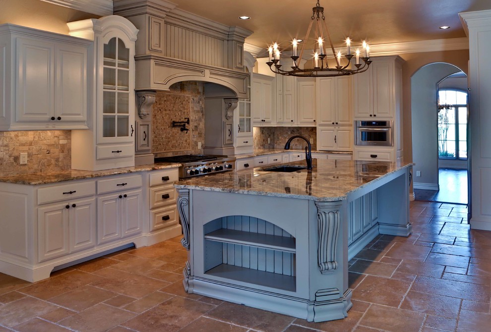 Exempel på ett mellanstort klassiskt kök, med en undermonterad diskho, luckor med upphöjd panel, vita skåp, granitbänkskiva, beige stänkskydd, stänkskydd i tegel, rostfria vitvaror, travertin golv och en köksö