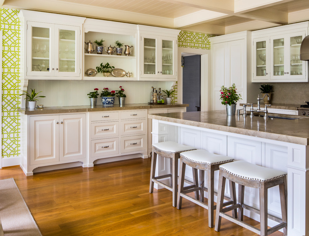Offene Klassische Küche mit weißen Schränken, Kücheninsel, Unterbauwaschbecken, Glasfronten, braunem Holzboden, braunem Boden, brauner Arbeitsplatte und Tapete in Portland