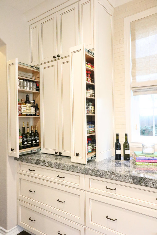 Example of a classic kitchen design in Orange County