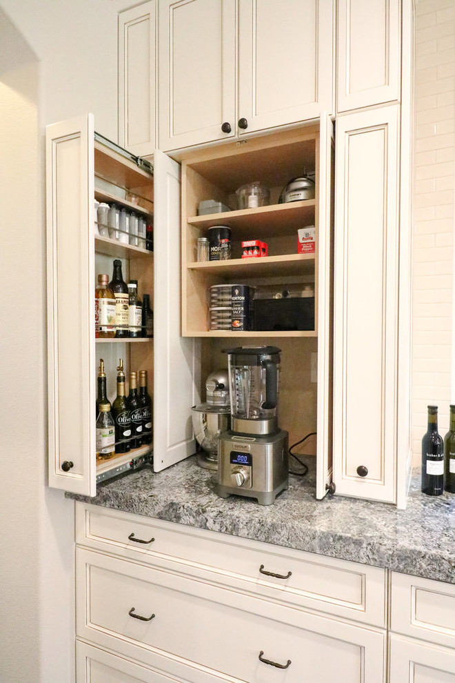 Diseño de cocina clásica con armarios con paneles empotrados, puertas de armario blancas y encimeras grises