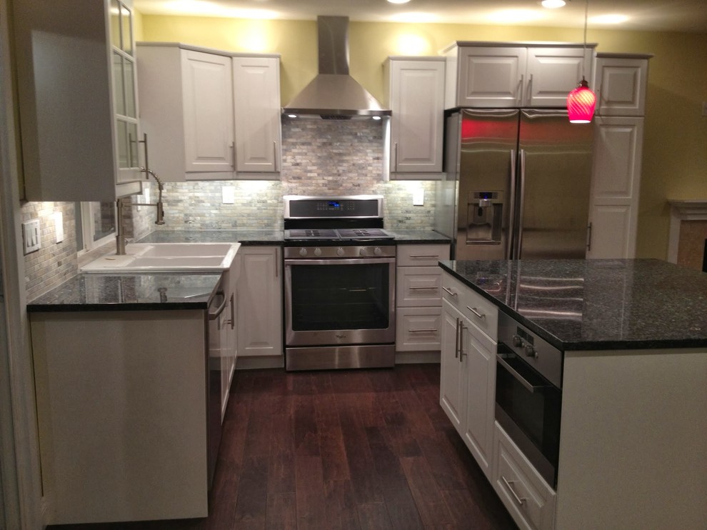 Idéer för att renovera ett litet funkis kök, med en rustik diskho, vita skåp, granitbänkskiva, grått stänkskydd, stänkskydd i mosaik, rostfria vitvaror, mörkt trägolv och en köksö