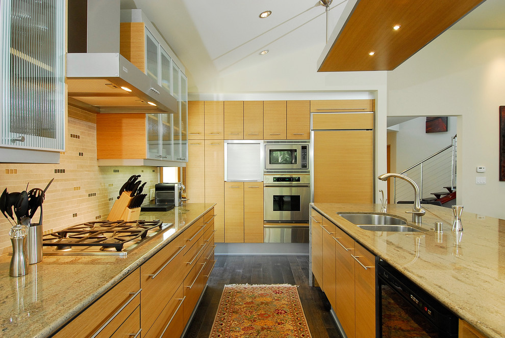 Modern inredning av ett stort kök, med en dubbel diskho, släta luckor, skåp i ljust trä, flerfärgad stänkskydd, rostfria vitvaror, mörkt trägolv, en köksö, granitbänkskiva och stänkskydd i keramik