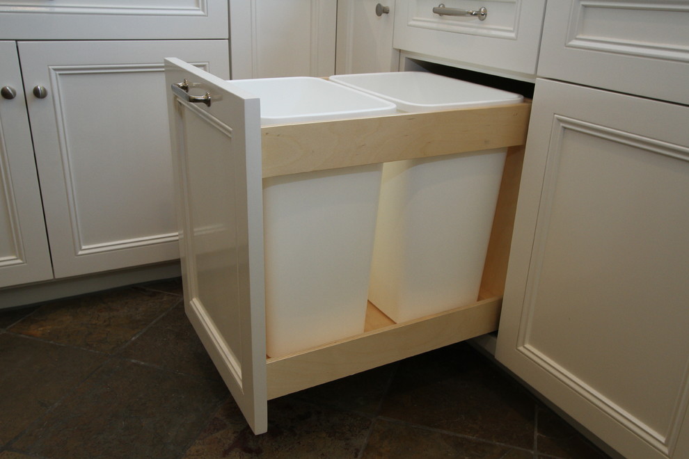 Exempel på ett mellanstort kök, med luckor med infälld panel, vita skåp, skiffergolv och en köksö