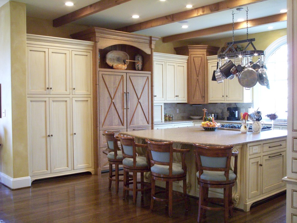 Exempel på ett klassiskt kök, med luckor med profilerade fronter, en undermonterad diskho, granitbänkskiva, beige stänkskydd, stänkskydd i stenkakel och rostfria vitvaror