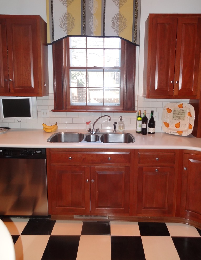 Modelo de cocina comedor clásica con armarios con paneles con relieve y puertas de armario de madera en tonos medios