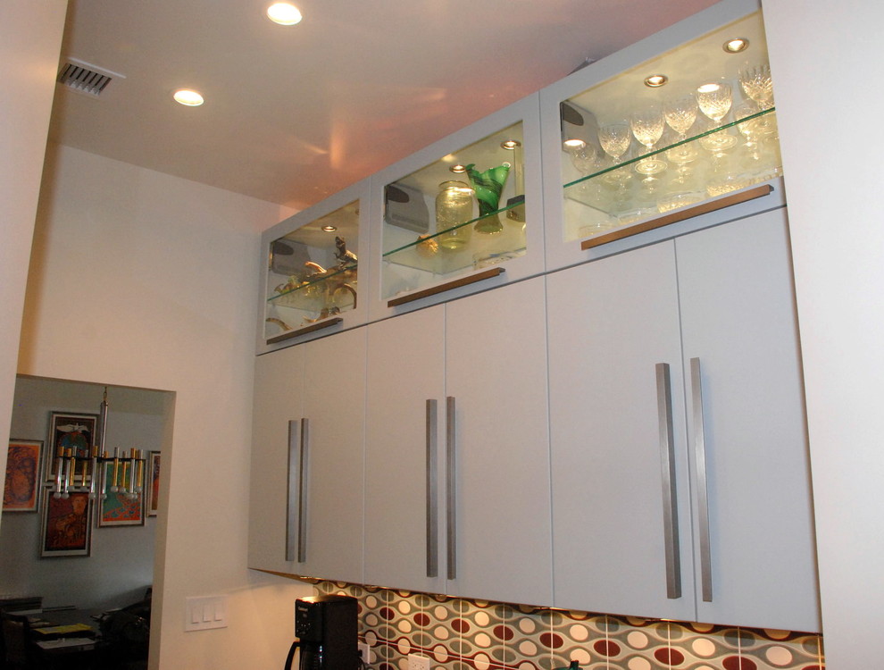 Cette image montre une cuisine design en U fermée et de taille moyenne.