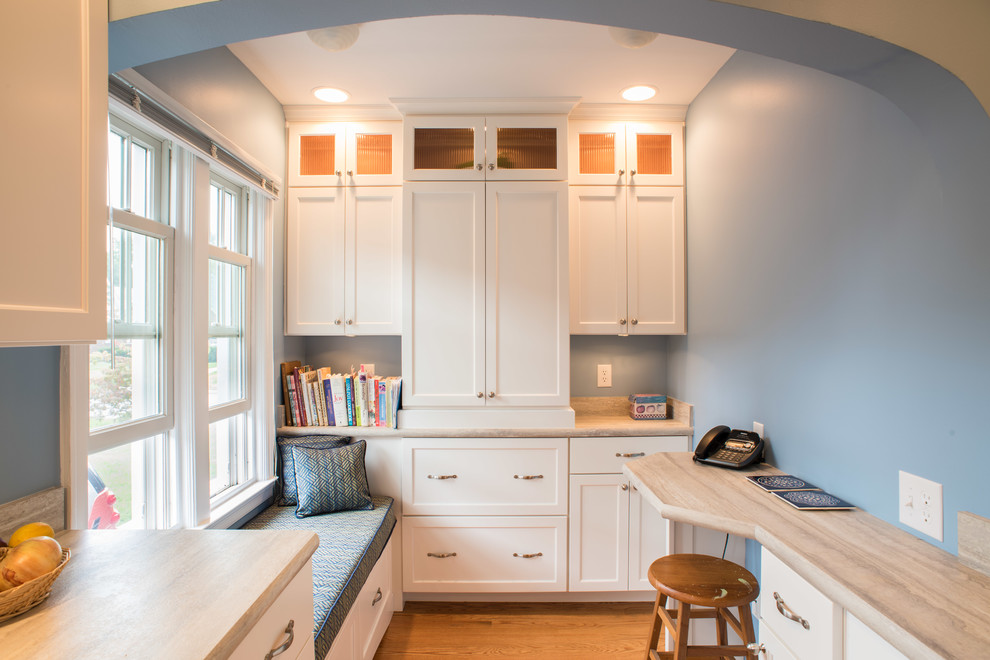 Bild på ett avskilt, mellanstort funkis parallellkök, med en rustik diskho, luckor med infälld panel, vita skåp, marmorbänkskiva, blått stänkskydd, rostfria vitvaror, mellanmörkt trägolv och en halv köksö