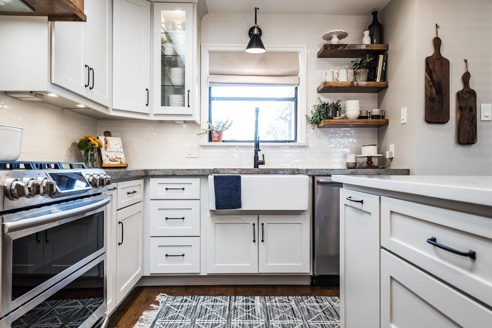 Inredning av ett lantligt mellanstort grå grått kök, med en rustik diskho, skåp i shakerstil, vita skåp, bänkskiva i betong, vitt stänkskydd, stänkskydd i keramik, rostfria vitvaror, mellanmörkt trägolv, en köksö och brunt golv