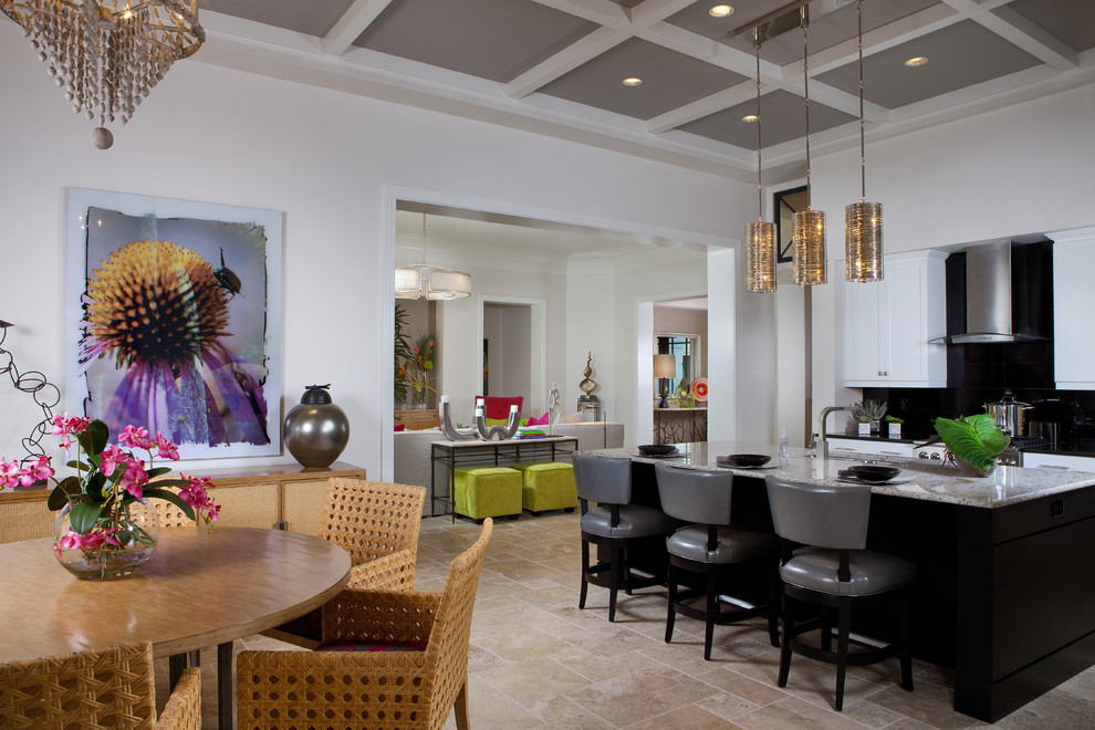 Moderne Wohnküche mit weißen Schränken, Küchenrückwand in Schwarz und Rückwand aus Stein in Miami