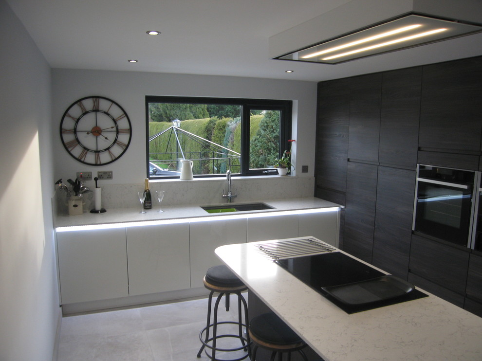 Mittelgroße Moderne Wohnküche in L-Form mit flächenbündigen Schrankfronten, Quarzit-Arbeitsplatte, Küchenrückwand in Weiß, Kücheninsel und weißer Arbeitsplatte in Sonstige