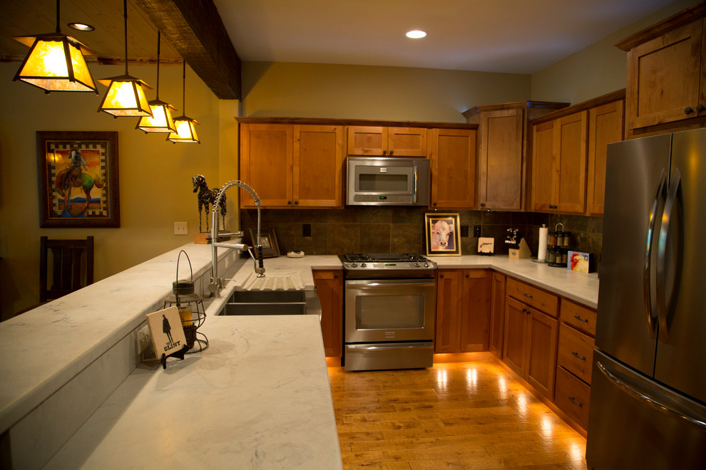 Esempio di una cucina minimalista di medie dimensioni con lavello sottopiano, top in cemento, paraspruzzi grigio e top grigio