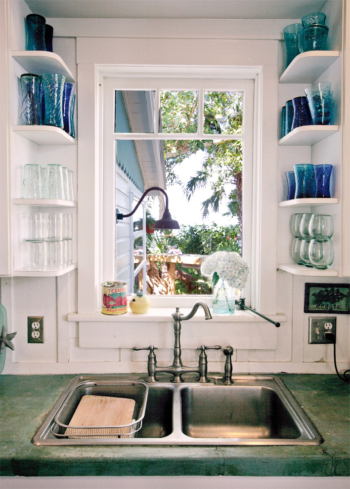 Kitchen - tropical kitchen idea in Orlando