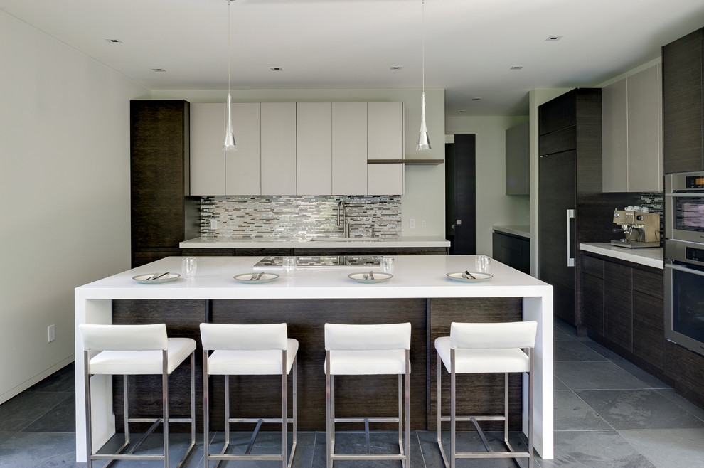 Inspiration for a contemporary kitchen remodel in Ottawa