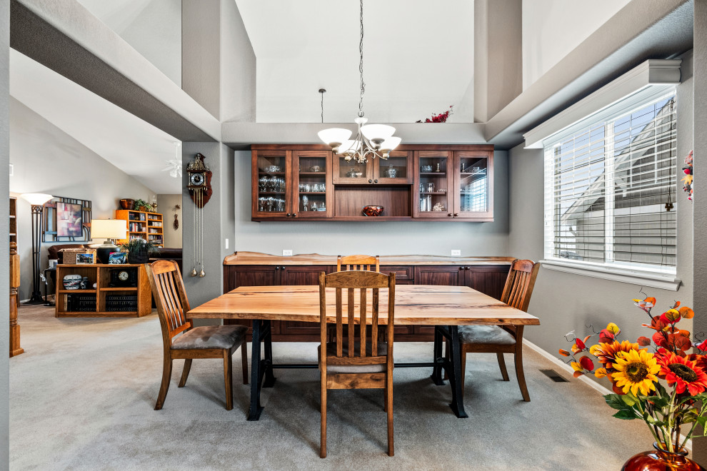 Идея дизайна: кухня-столовая среднего размера в стиле неоклассика (современная классика) с серыми стенами, ковровым покрытием, серым полом и сводчатым потолком без камина