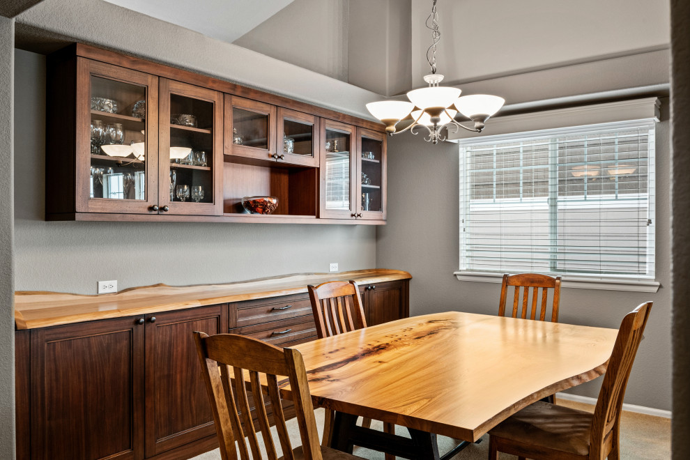 Esempio di una sala da pranzo aperta verso la cucina tradizionale di medie dimensioni con pareti grigie, moquette, nessun camino, pavimento grigio e soffitto a volta