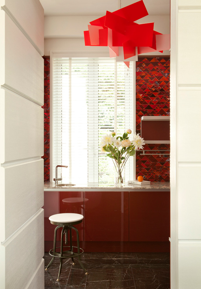 Cette image montre une très grande cuisine parallèle bohème fermée avec un placard à porte plane, des portes de placard rouges, une crédence rouge, une crédence en mosaïque et un sol en marbre.