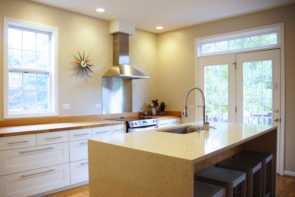Immagine di una cucina abitabile minimal con lavello a vasca singola, ante in stile shaker, ante bianche e top in cemento