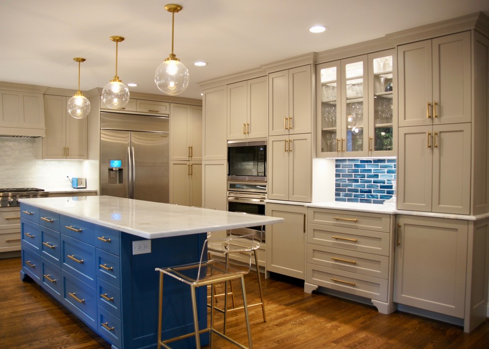 Idéer för ett mellanstort amerikanskt vit kök och matrum, med en undermonterad diskho, skåp i shakerstil, grå skåp, marmorbänkskiva, blått stänkskydd, stänkskydd i keramik, rostfria vitvaror, mörkt trägolv, en köksö och brunt golv