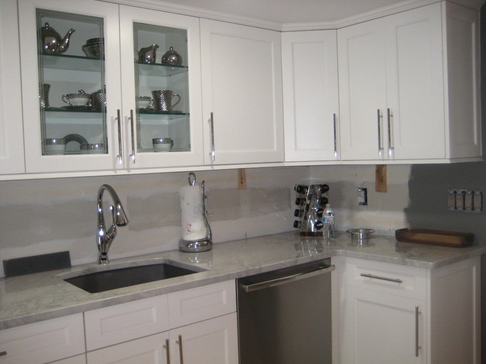 Exempel på ett mellanstort modernt kök, med en undermonterad diskho, skåp i shakerstil, vita skåp, bänkskiva i kvartsit, rostfria vitvaror och klinkergolv i porslin