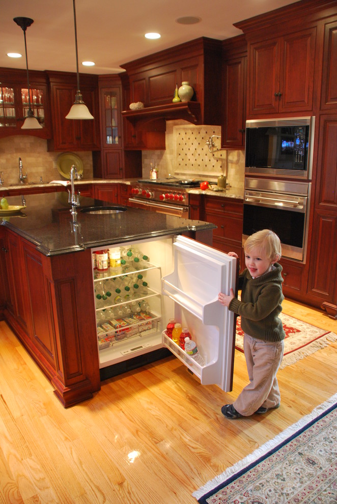Example of a classic kitchen design in Boston