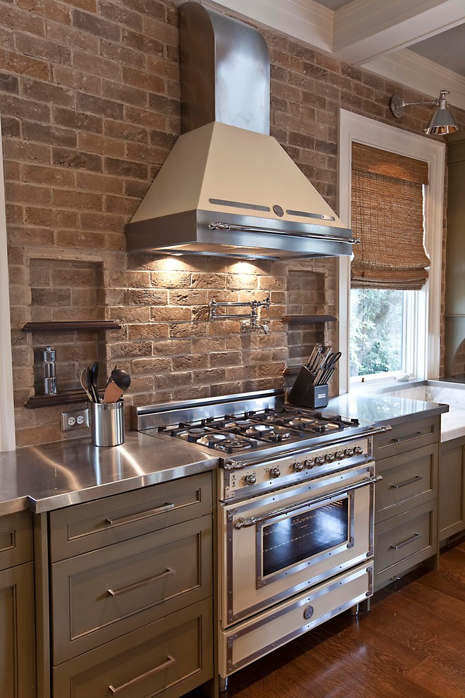 Imagen de cocina campestre con encimera de acero inoxidable, electrodomésticos blancos, armarios con paneles empotrados y cortinas