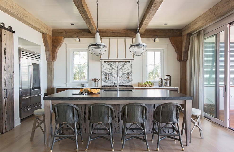 Inspiration för ett mellanstort vintage grå grått kök, med en undermonterad diskho, flerfärgad stänkskydd, stänkskydd i sten, rostfria vitvaror, ljust trägolv och en köksö