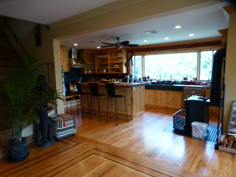 ボストンにある広いエクレクティックスタイルのおしゃれなキッチン (ダブルシンク、オープンシェルフ、中間色木目調キャビネット、木材カウンター、シルバーの調理設備、無垢フローリング、茶色い床、茶色いキッチンカウンター) の写真