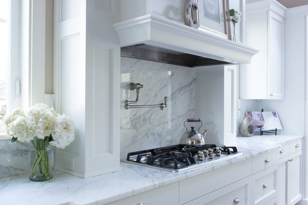 Idéer för att renovera ett stort vintage vit vitt kök, med en rustik diskho, skåp i shakerstil, vita skåp, granitbänkskiva, vitt stänkskydd, stänkskydd i marmor, rostfria vitvaror, mellanmörkt trägolv, en köksö och brunt golv