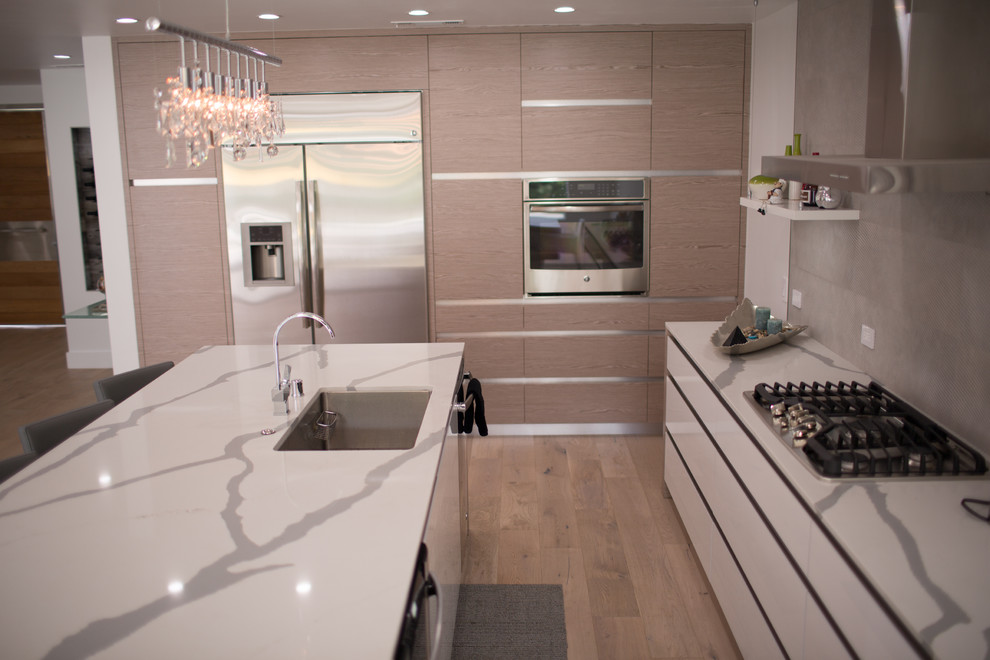 Esempio di una cucina moderna di medie dimensioni con lavello a doppia vasca, nessun'anta, ante bianche, top in quarzite, paraspruzzi grigio, paraspruzzi in marmo, elettrodomestici in acciaio inossidabile, pavimento in bambù e pavimento marrone
