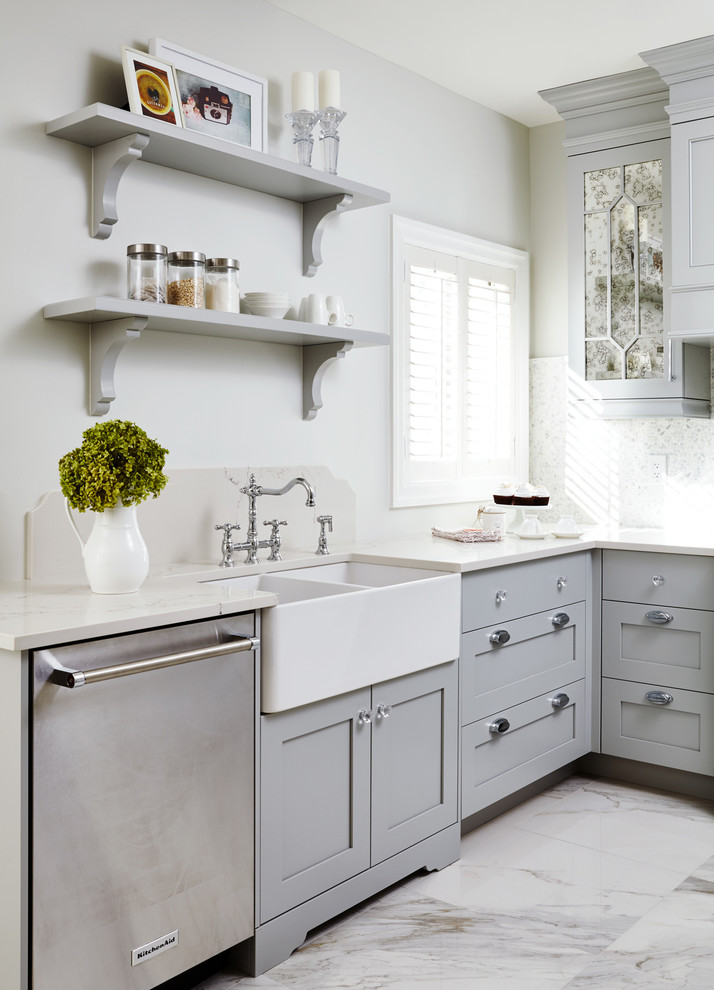 Imagen de cocinas en L clásica pequeña con fregadero sobremueble, armarios estilo shaker, puertas de armario grises y electrodomésticos de acero inoxidable