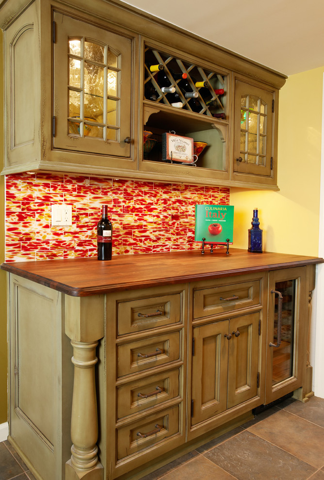 Idéer för att renovera ett stort vintage kök, med luckor med infälld panel, gula skåp, granitbänkskiva, flerfärgad stänkskydd, stänkskydd i stenkakel, skiffergolv och en köksö