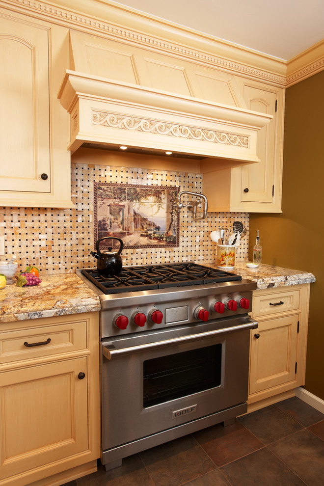 Große Klassische Küche mit Schrankfronten mit vertiefter Füllung, gelben Schränken, Granit-Arbeitsplatte, bunter Rückwand, Rückwand aus Steinfliesen, Schieferboden und Kücheninsel in New York