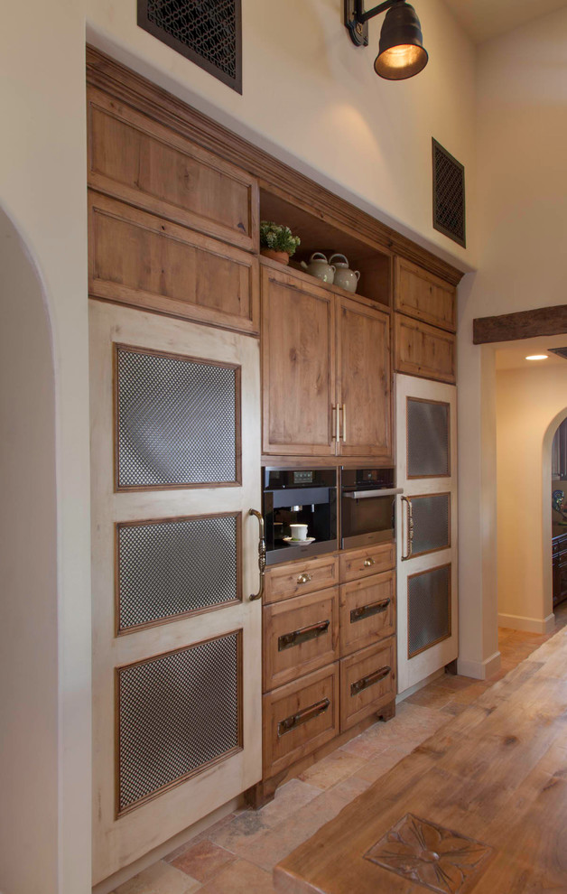 Exempel på ett stort medelhavsstil kök, med en rustik diskho, luckor med infälld panel, skåp i mellenmörkt trä, träbänkskiva, beige stänkskydd, stänkskydd i mosaik, rostfria vitvaror, klinkergolv i keramik, en köksö och beiget golv