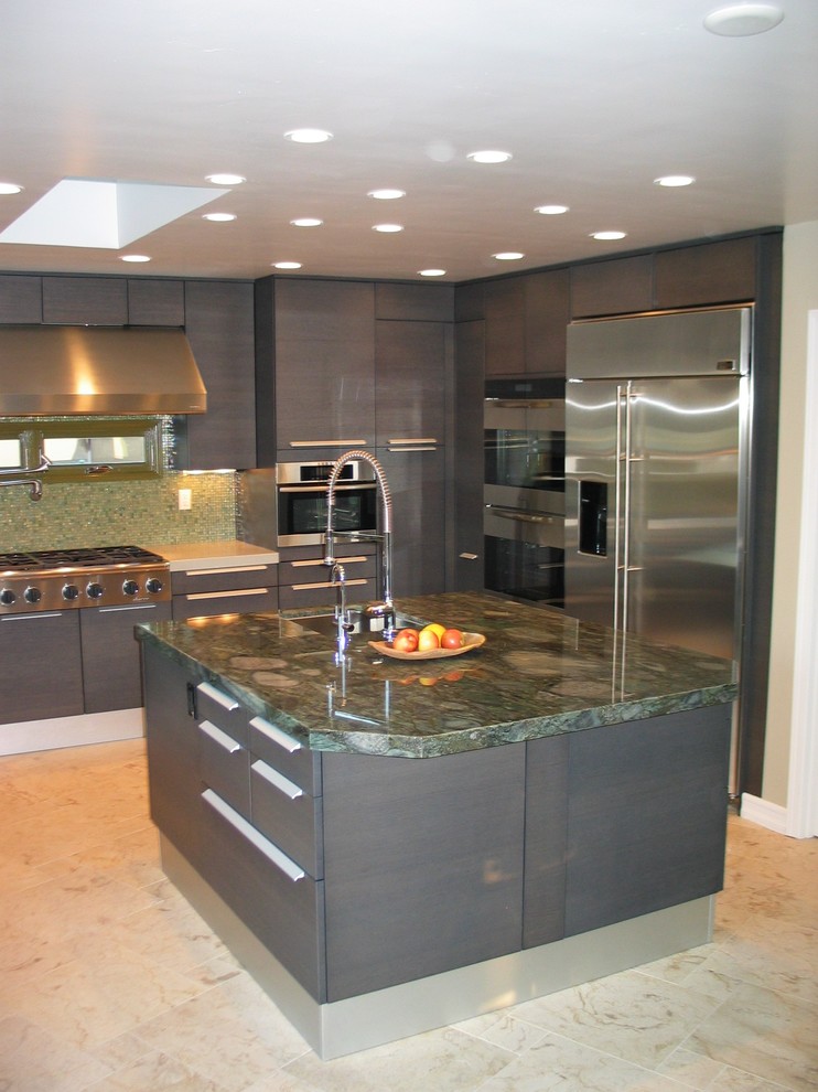 Bild på ett mellanstort funkis kök, med en dubbel diskho, luckor med profilerade fronter, grå skåp, marmorbänkskiva, grått stänkskydd, stänkskydd i keramik, rostfria vitvaror, betonggolv och en köksö