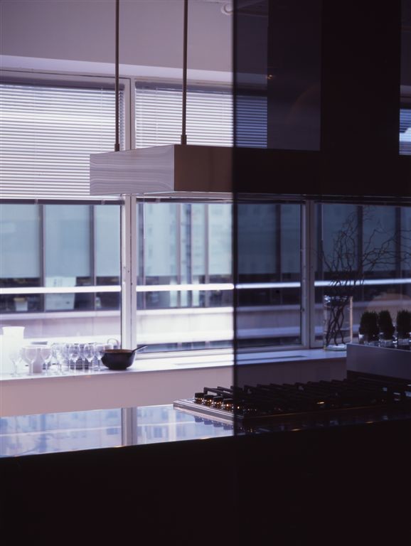 Exemple d'une arrière-cuisine moderne en L et inox de taille moyenne avec une péninsule, un placard à porte plane, un plan de travail en inox, un électroménager en acier inoxydable, un évier encastré et parquet clair.